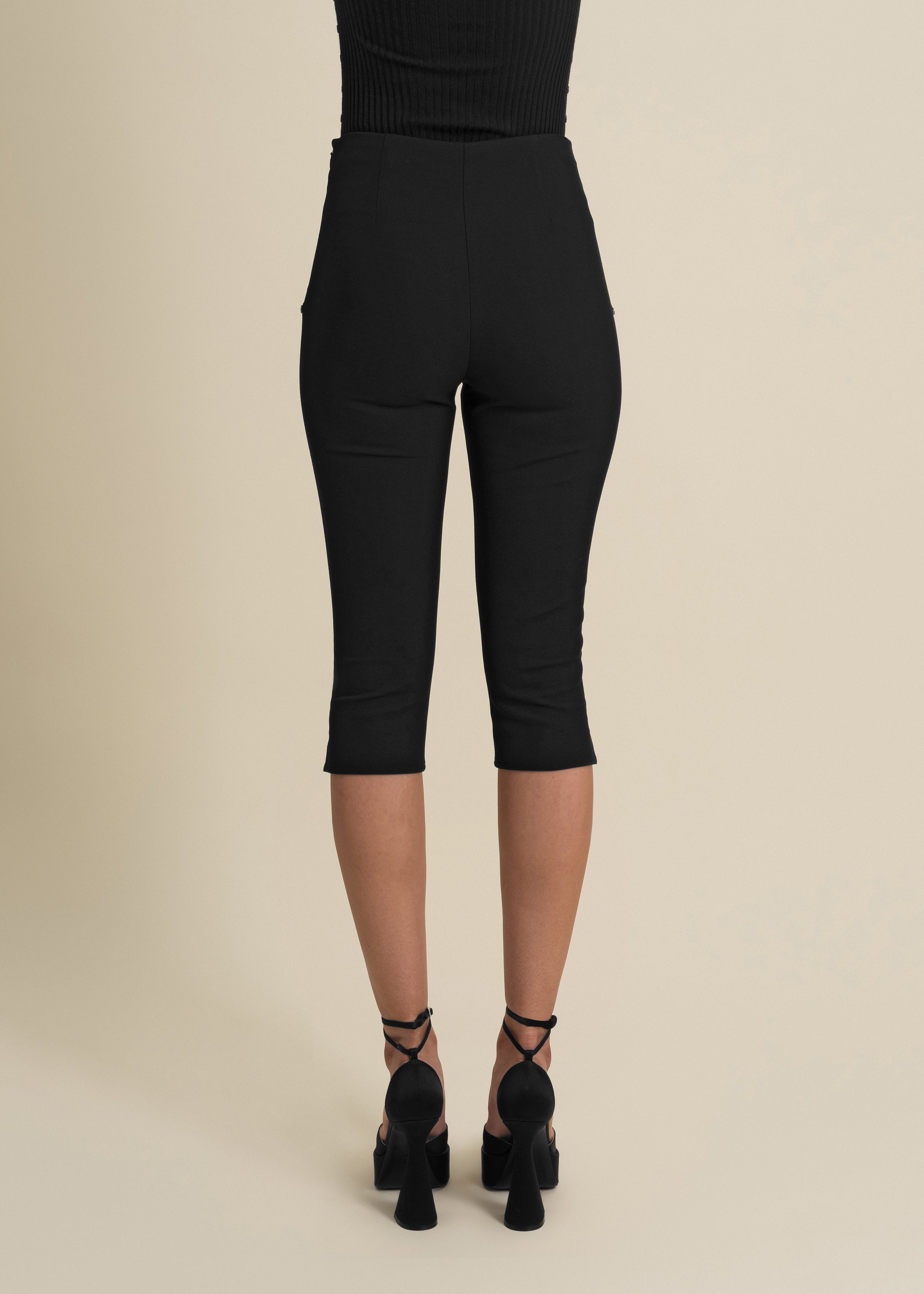 Cropped pants with a fitted silhouette